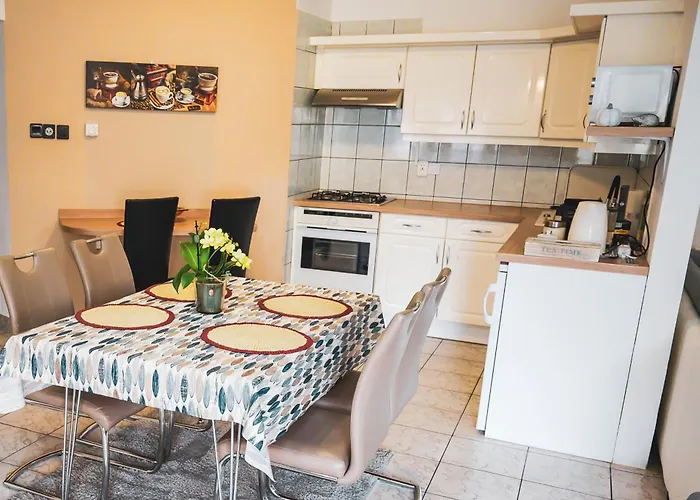 Apartment Bory Apartman, Zart Udvari Parkolas, Met Arena 2,5 Km *